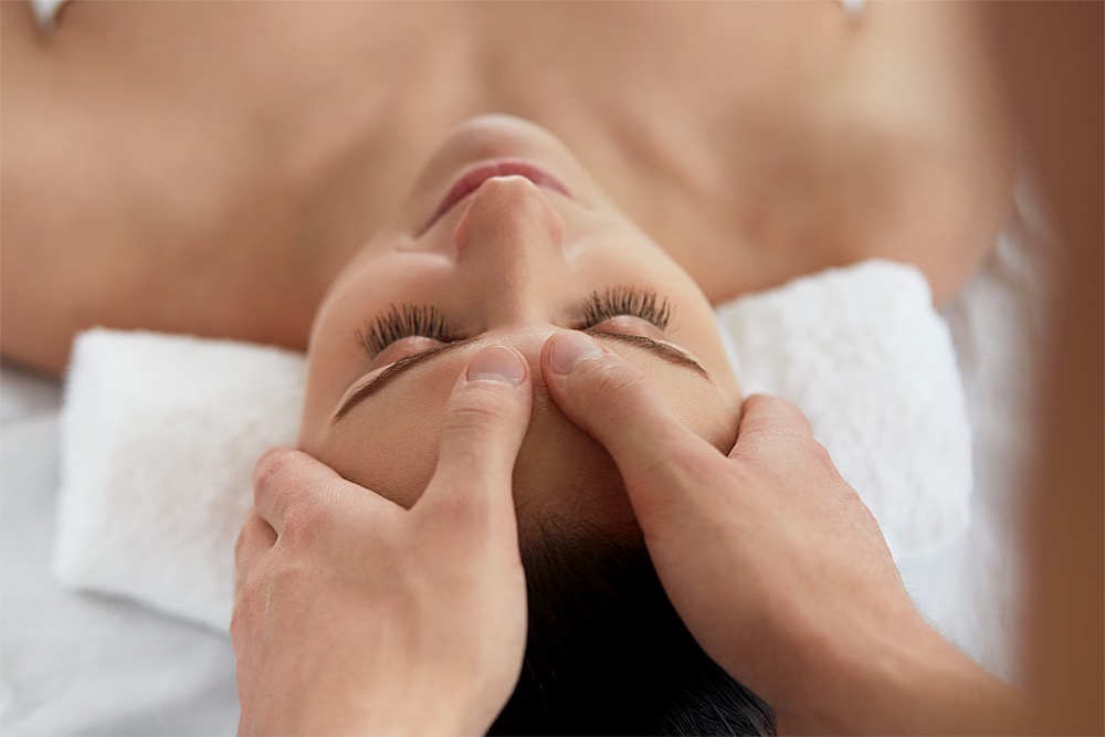 Kobido: Hände an Kinn und Ohr, Wangenbereich