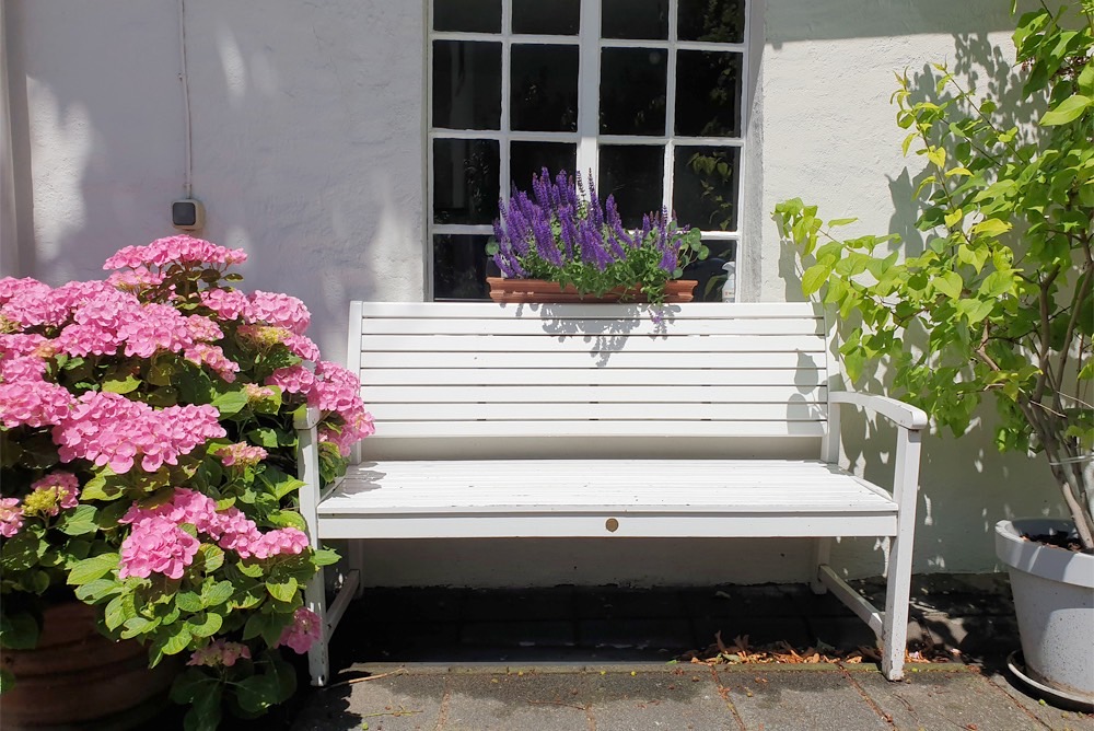 Energetische Körperbehandlungen Bank im Garten