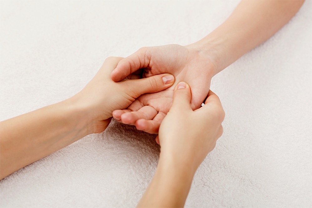 Shiatsu: Behandlung an der Hand
